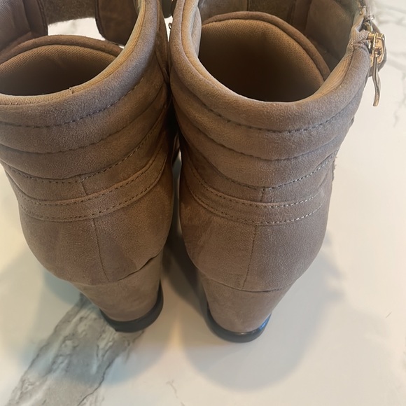 Women’s Taupe,Gold, Lace up Wedge Sneakers,Ankle Boots,Faux Suede,Size 8 - Picture 5 of 9